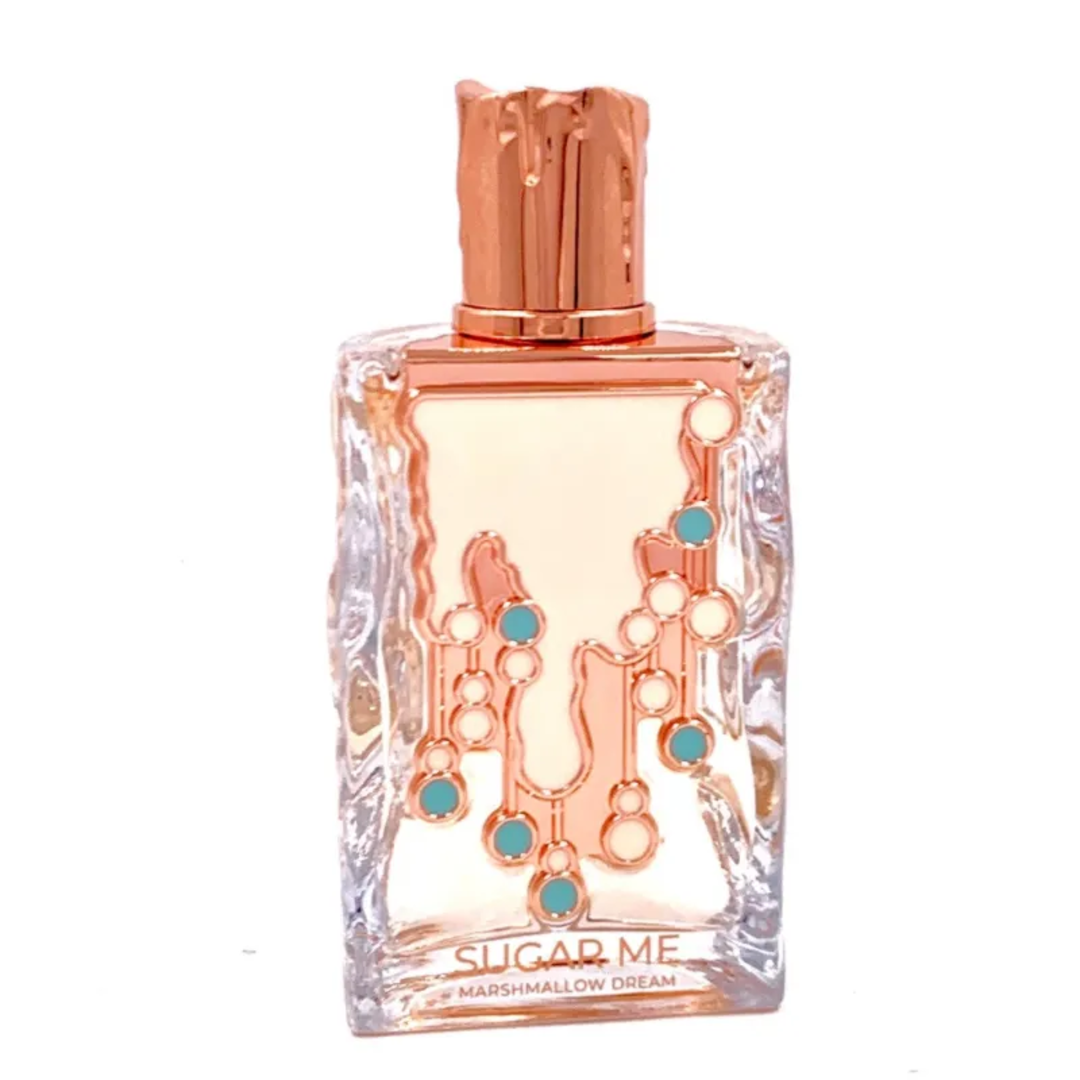 Maison Alhambra Sugar Me Marshmallow Dream — A pink box with a decorative label and a clear glass perfume bottle with a rose gold cap and a dripping candy-like design with blue and white accents. | Maison Alhambra Sugar Me Marshmallow Dream — Kotak merah jambu dengan label hiasan dan botol minyak wangi kaca jernih