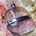 Maison Alhambra Chants Tenderina by Maison Alhambra 100ml EDP — A clear glass perfume bottle with a faceted cap sits next to its pink and white box, both featuring a deer logo and text. | Maison Alhambra Chants Tenderina by Maison Alhambra 100ml EDP — Botol minyak wangi kaca jernih dengan penutup berfacets terletak di