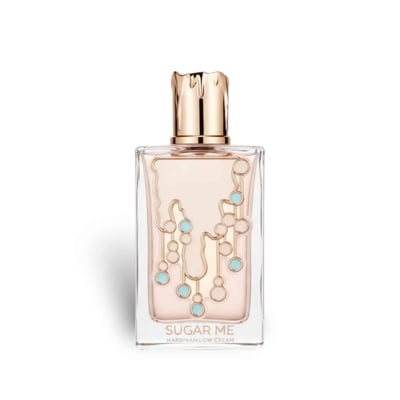 Maison Alhambra Sugar Me Marshmallow Dream — A pink box with a decorative label and a clear glass perfume bottle with a rose gold cap and a dripping candy-like design with blue and white accents. | Maison Alhambra Sugar Me Marshmallow Dream — Kotak merah jambu dengan label hiasan dan botol minyak wangi kaca jernih