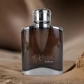 Maison Alhambra Expose Intense – A brown glass perfume bottle with a silver cap and accents, featuring the text 'Expose Intense' in white script, sits on a sandy surface with a blurred background. | Maison Alhambra Expose Intense – Botol minyak wangi kaca perang dengan penutup dan aksen perak, menampilkan teks 'Expose